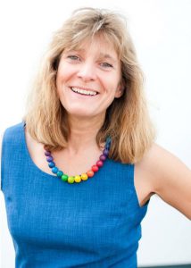 Uschi in blau mit Regenbogenkette